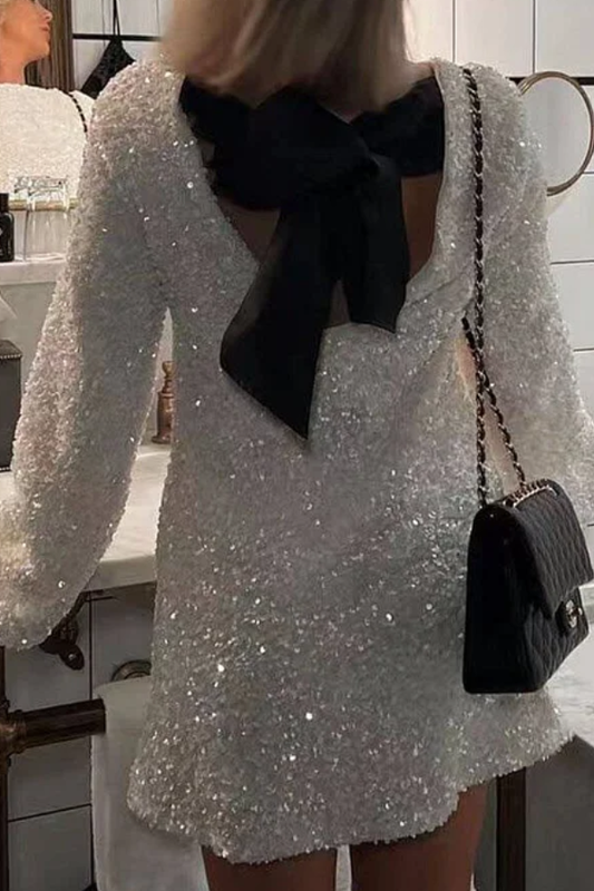 Vestido corto con lentejuelas y cordones