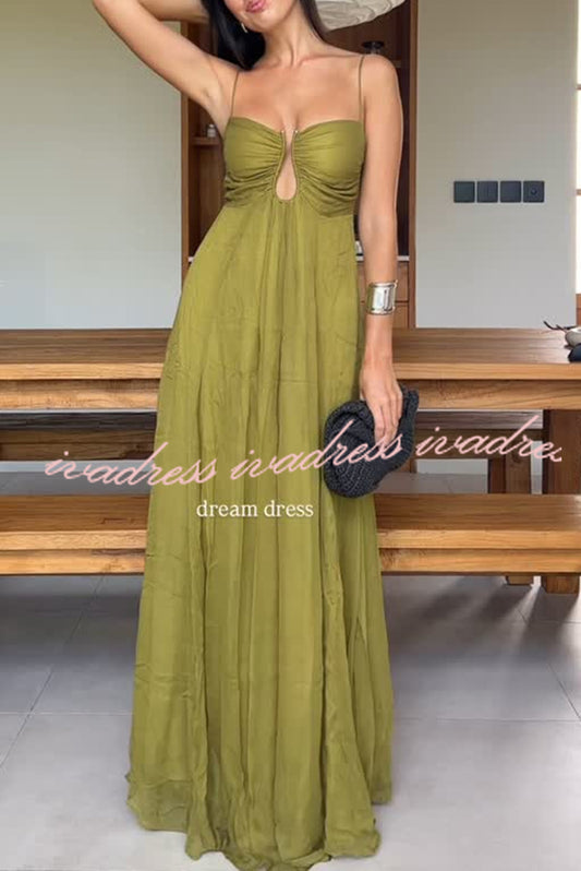 Vestido largo de corte A con espalda fruncida y diseño hueco de metal, suave y elegante