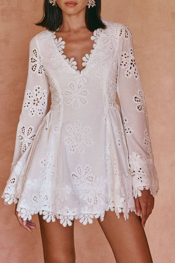 Vestido mini con mangas largas, encaje lateral y delicado ribete floral con bordado Diaz