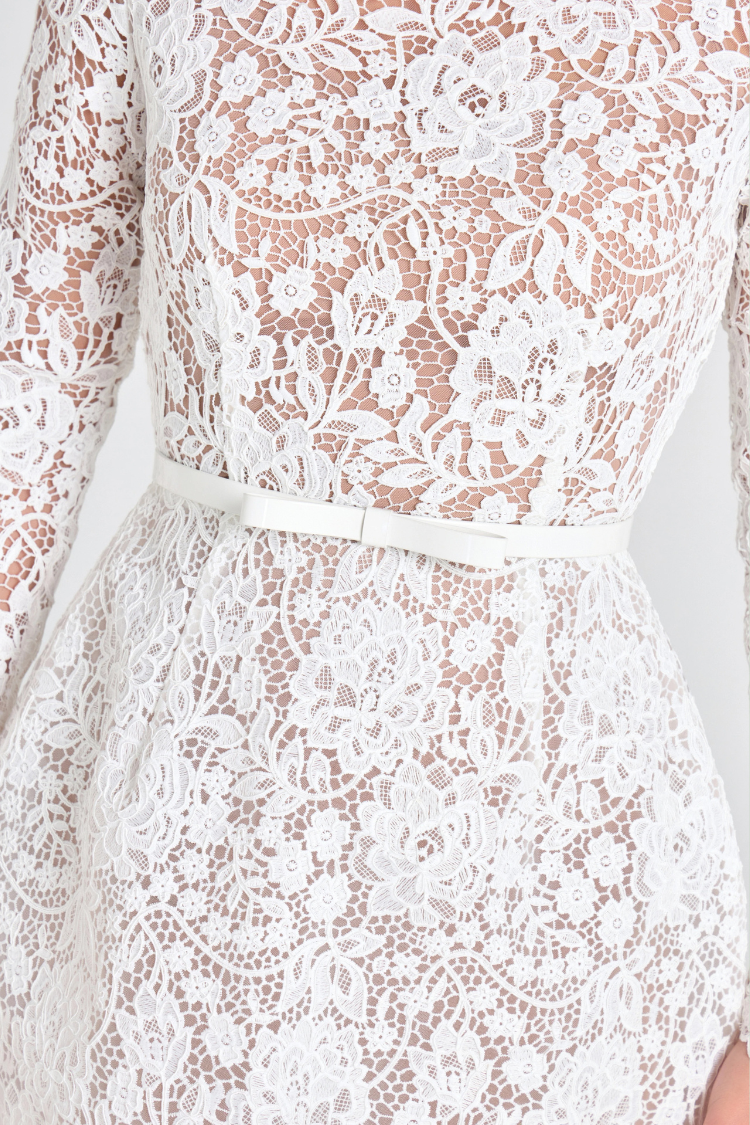 Minivestido con cinturón y lazo de manga larga con encaje floral en color champán