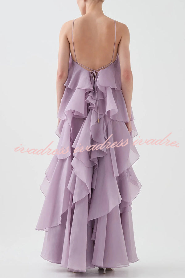 Vestido largo de corte A con cuello halter, volantes escalonados y detalle de rosas que fluye libremente 