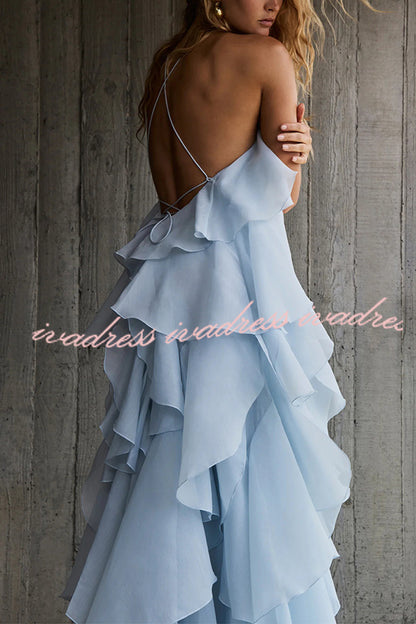 Vestido largo de corte A con cuello halter, volantes escalonados y detalle de rosas que fluye libremente 