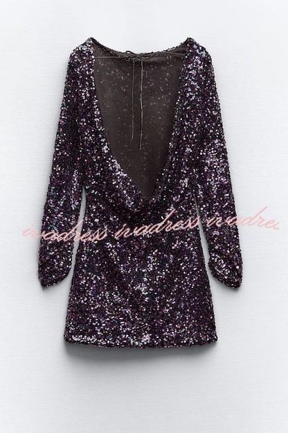 Vestido mini drapeado de manga larga con cuello vuelto y lentejuelas en la espalda de Call Me Beauty 