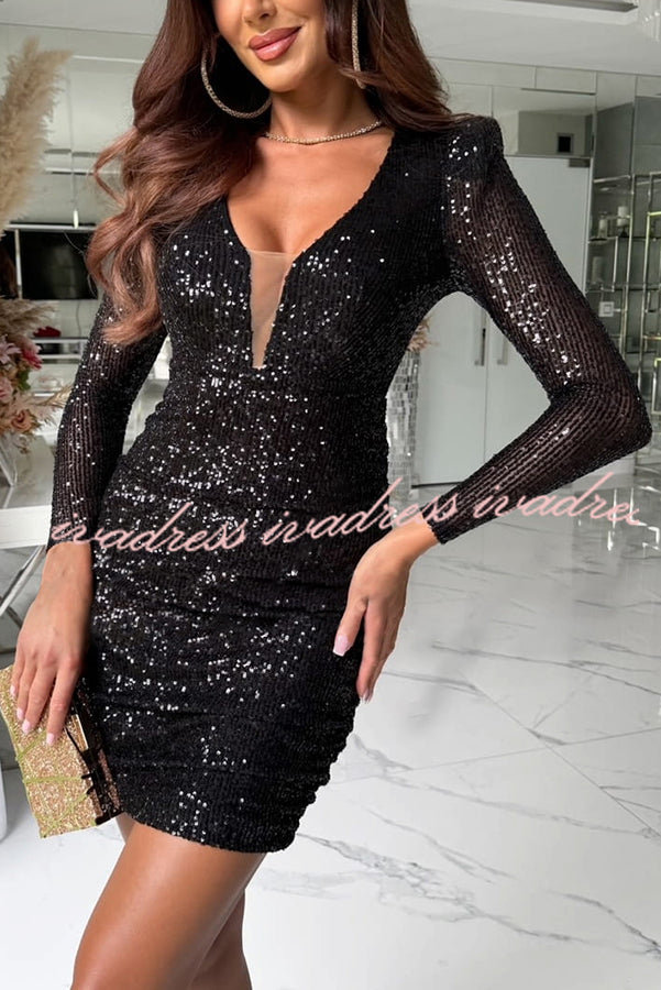Vestido mini elástico fruncido con escote en V, manga larga y lentejuelas de ensueño y deslumbrante 