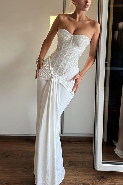 Vestido largo Carina de jersey de satén y lentejuelas con hombros descubiertos, fruncido y nudo drapeado 