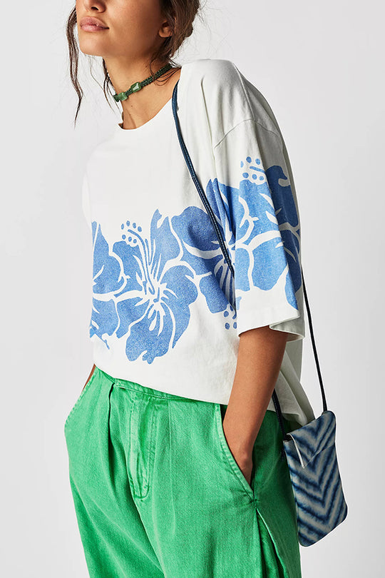 Camiseta holgada de manga corta con cuello redondo y estampado floral 