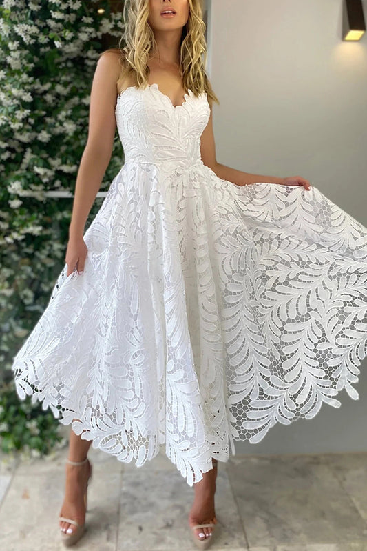 Elegante vestido midi de encaje calado sin tirantes y dobladillo completo 