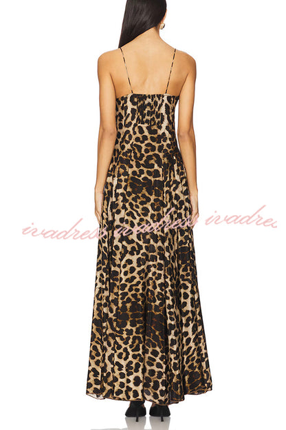Vestido largo de corte A con cintura de leopardo en las Maldivas 