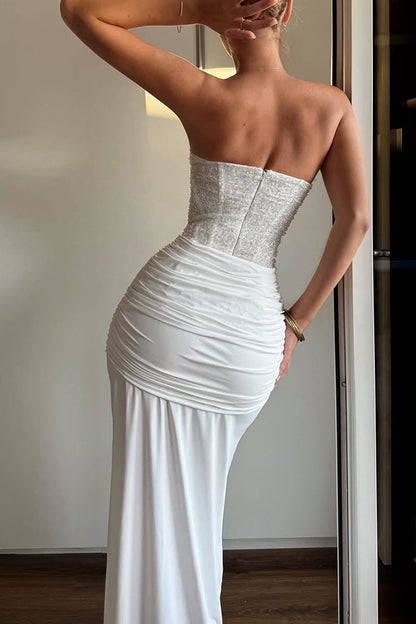 Vestido largo Carina de jersey de satén y lentejuelas con hombros descubiertos, fruncido y nudo drapeado 