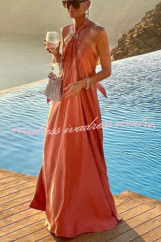 Elegante y fabuloso vestido largo de satén con espalda descubierta y cuello halter 