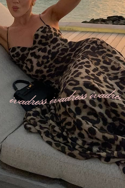 Vestido largo de corte A con cintura de leopardo en las Maldivas 