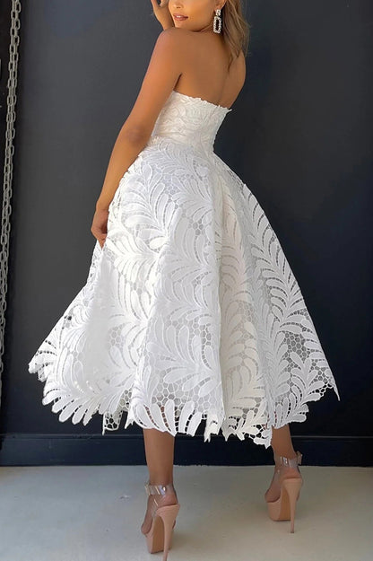 Elegante vestido midi de encaje calado sin tirantes y dobladillo completo 