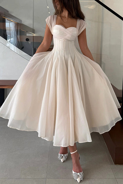 Elegante vestido largo de malla con dobladillo completo y sin mangas que se ajusta a la cintura 