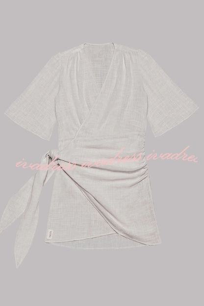 Vestido corto cruzado anudado de mezcla de lino y algodón, fácil de llevar 