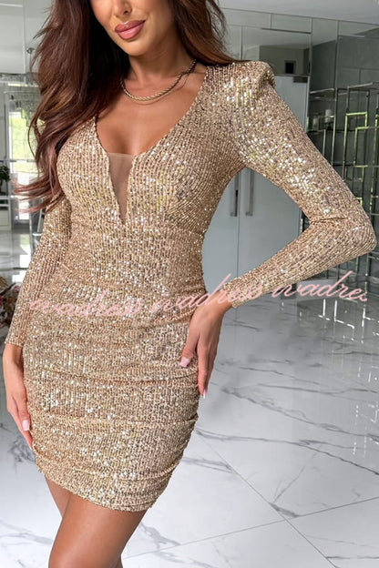 Vestido mini elástico fruncido con escote en V, manga larga y lentejuelas de ensueño y deslumbrante 