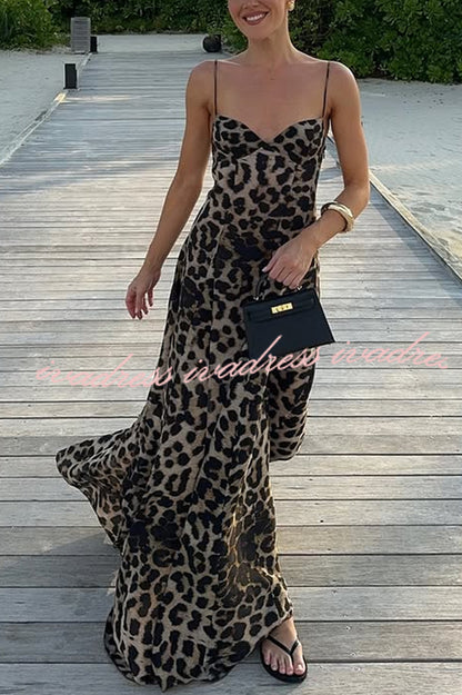 Vestido largo de corte A con cintura de leopardo en las Maldivas 