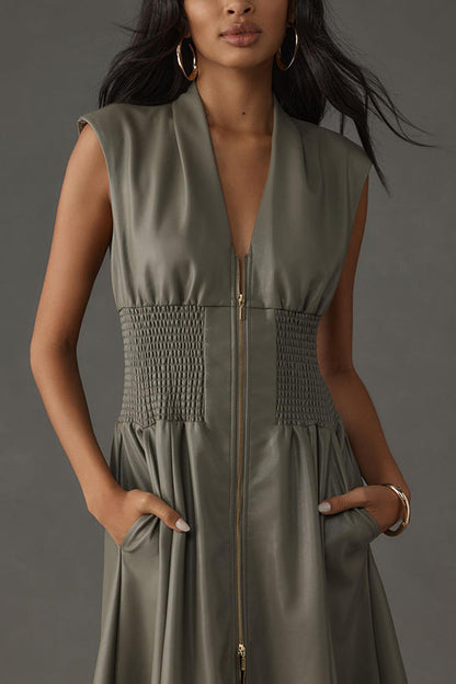 Vestido midi de piel sintética con cintura fruncida y bolsillos con cremallera de Kiera 