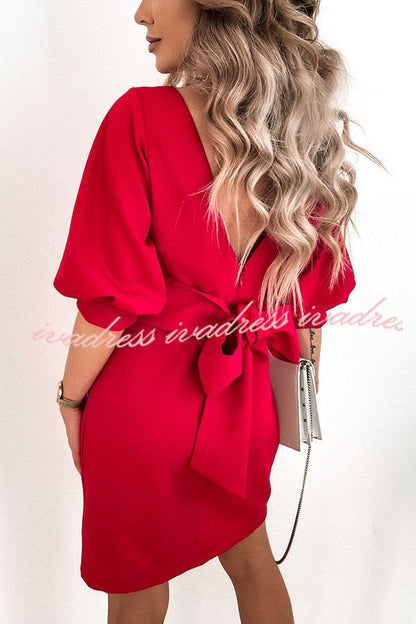 Vestido de cóctel con espalda en V y lazo decorativo en colaboración 