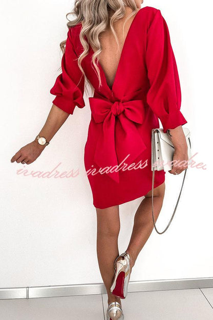 Vestido de cóctel con espalda en V y lazo decorativo en colaboración 