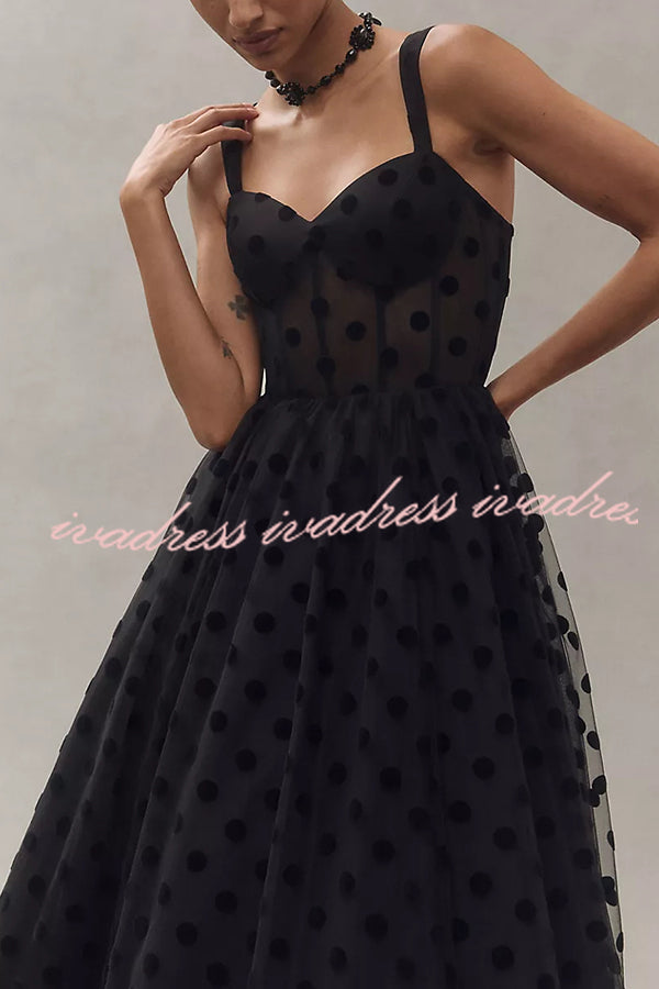 Vestido midi de corte A con escote en forma de corazón y tul de lunares para invitada perfecta 
