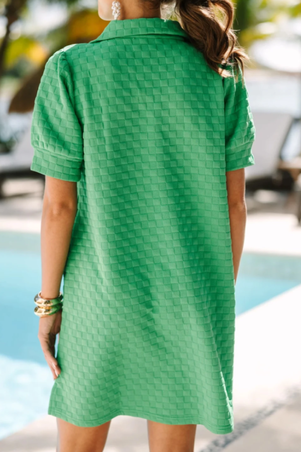 Vestido camisero con bolsillos y mangas abullonadas a cuadros con textura verde brillante