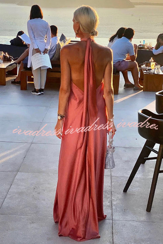 Elegante y fabuloso vestido largo de satén con espalda descubierta y cuello halter 