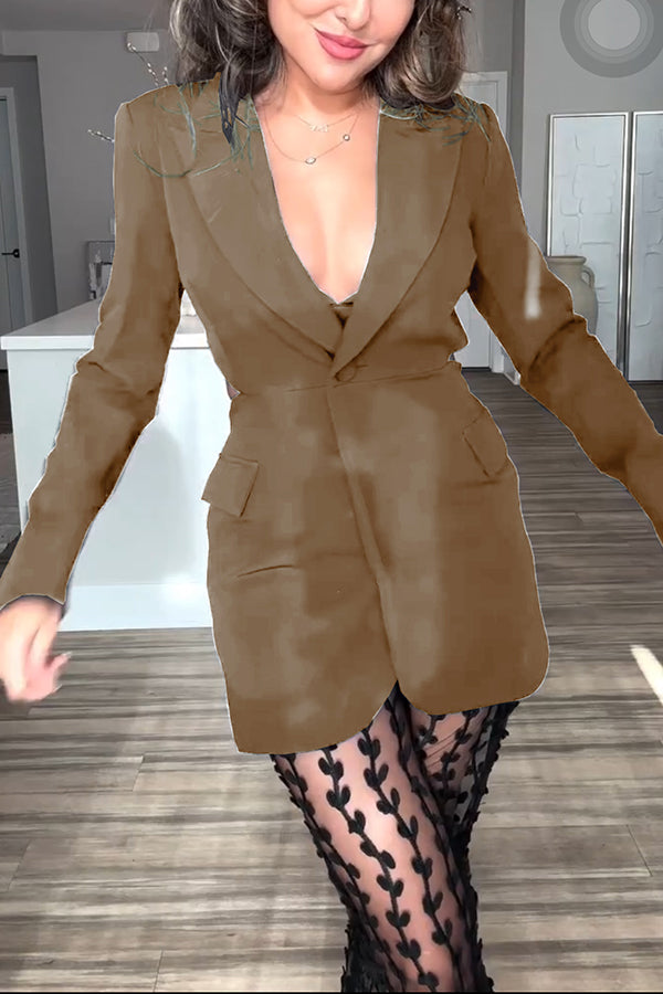 Blazer de manga larga con solapa y espalda descubierta con botones y temperamento Queen 