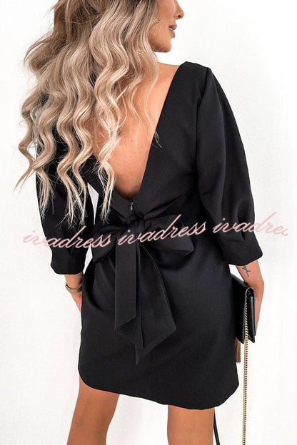 Vestido de cóctel con espalda en V y lazo decorativo en colaboración 