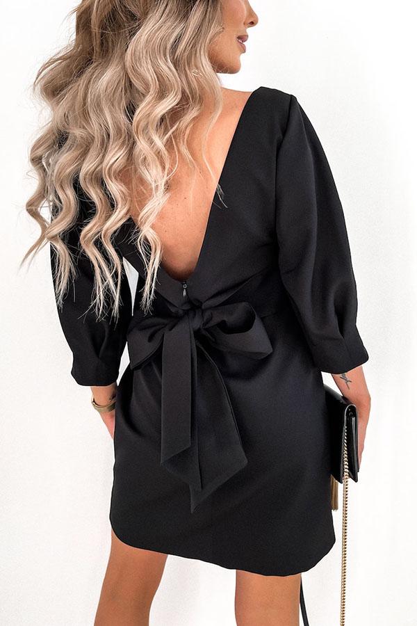 Vestido de cóctel con espalda en V y lazo decorativo en colaboración 