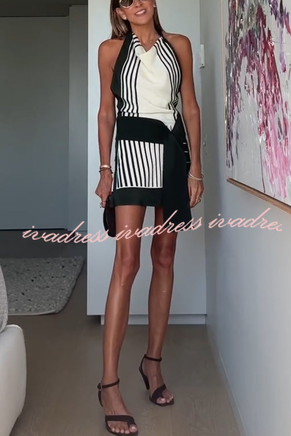 Vestido mini de verano con cuello vuelto, espalda descubierta y cuentas a rayas 