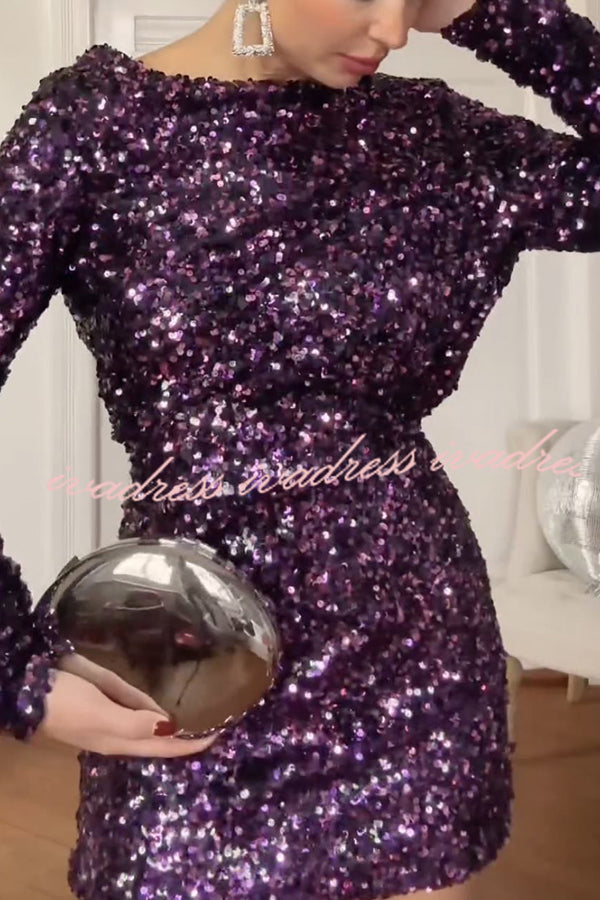 Vestido mini drapeado de manga larga con cuello vuelto y lentejuelas en la espalda de Call Me Beauty 