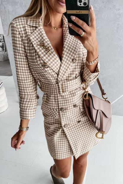 Vestido mini con bolsillos cruzados, cinturón y cuadros navideños 