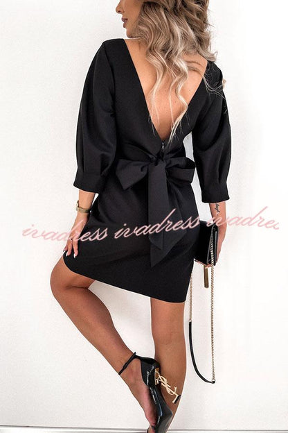 Vestido de cóctel con espalda en V y lazo decorativo en colaboración 