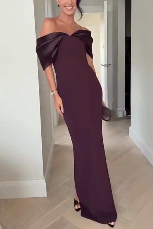 Elegante vestido largo ajustado con hombros descubiertos y espalda descubierta 