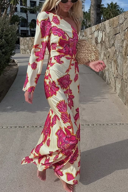 Vestido largo acampanado de satén con estampado floral y un hombro Rhia 