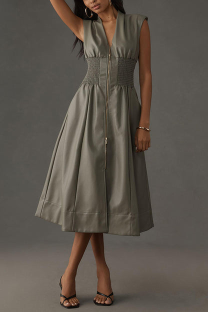 Vestido midi de piel sintética con cintura fruncida y bolsillos con cremallera de Kiera 