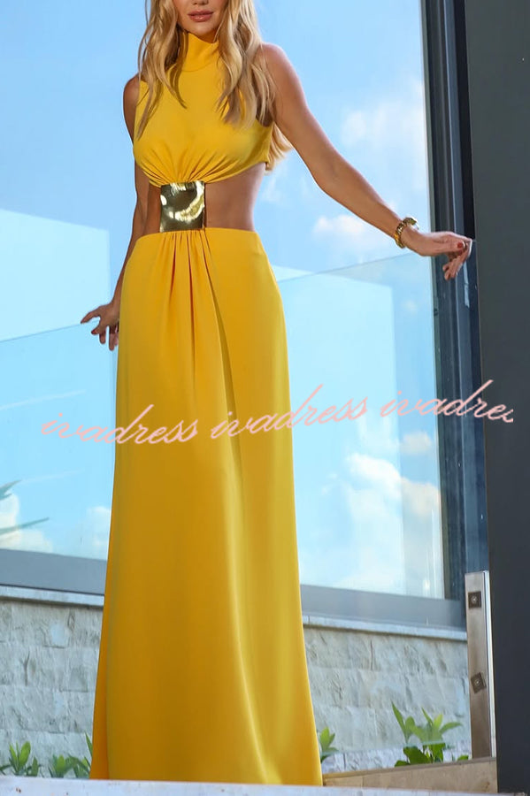 Vestido largo Avery con cuello alto, decoración metálica y cintura recortada 