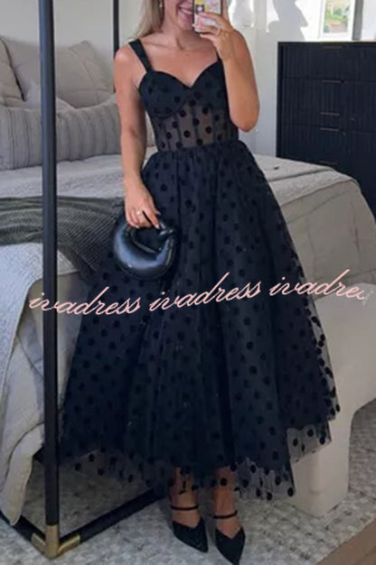 Vestido midi de corte A con escote en forma de corazón y tul de lunares para invitada perfecta 
