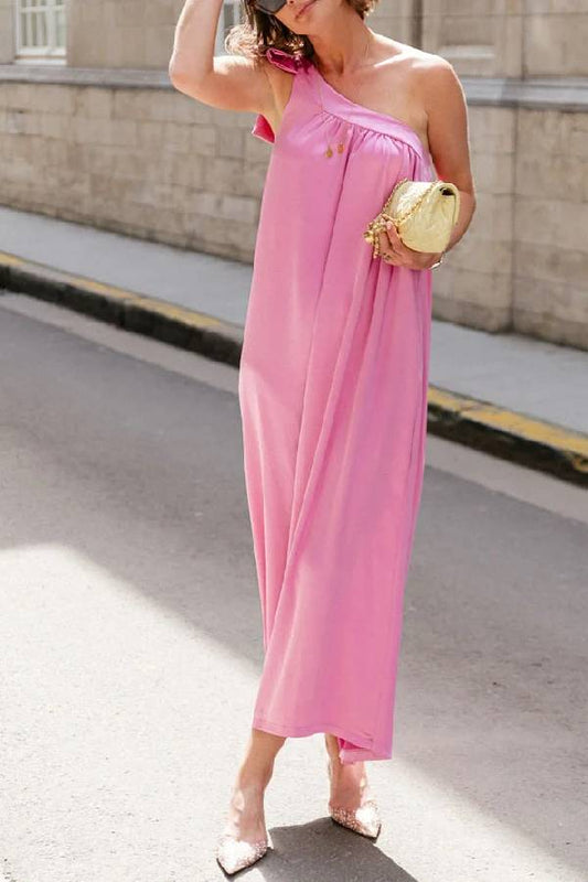 Elegante vestido con cordones y un solo hombro