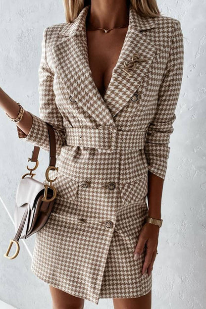 Vestido mini con bolsillos cruzados, cinturón y cuadros navideños 