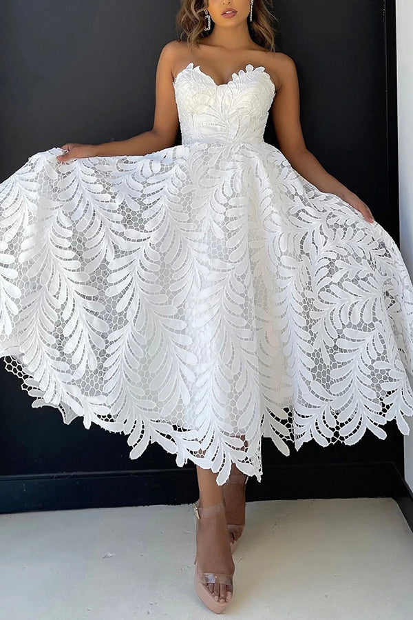 Elegante vestido midi de encaje calado sin tirantes y dobladillo completo 