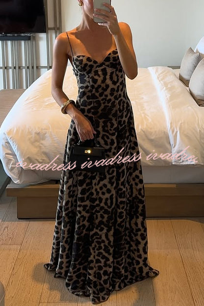 Vestido largo de corte A con cintura de leopardo en las Maldivas 