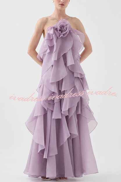 Vestido largo de corte A con cuello halter, volantes escalonados y detalle de rosas que fluye libremente 