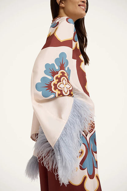 Top con cuello alto, mangas acampanadas y ribete de plumas con estampado único de Bohemian Dreams 