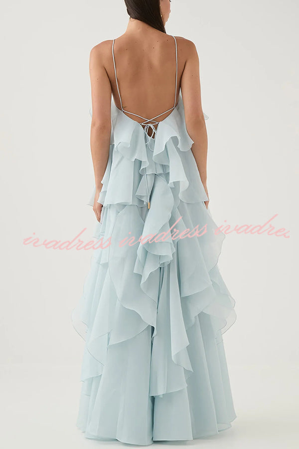 Vestido largo de corte A con cuello halter, volantes escalonados y detalle de rosas que fluye libremente 