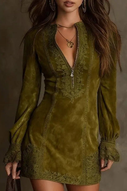 Elegante minivestido ajustado con patchwork de encaje bordado 