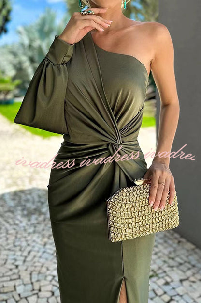 Vestido largo de satén con un hombro al descubierto y detalle torcido para fiesta campestre 