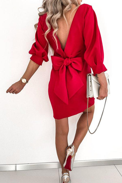 Vestido de cóctel con espalda en V y lazo decorativo en colaboración 