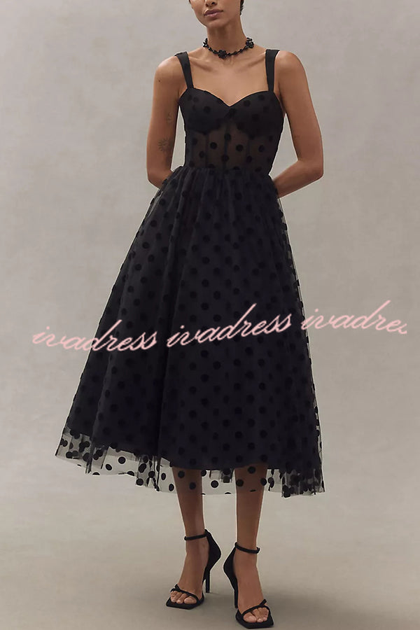 Vestido midi de corte A con escote en forma de corazón y tul de lunares para invitada perfecta 