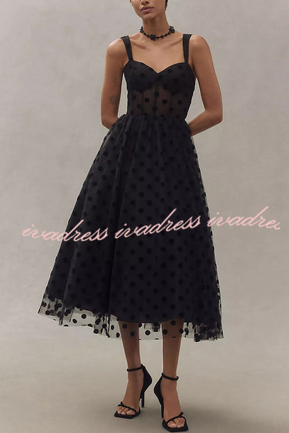 Vestido midi de corte A con escote en forma de corazón y tul de lunares para invitada perfecta 